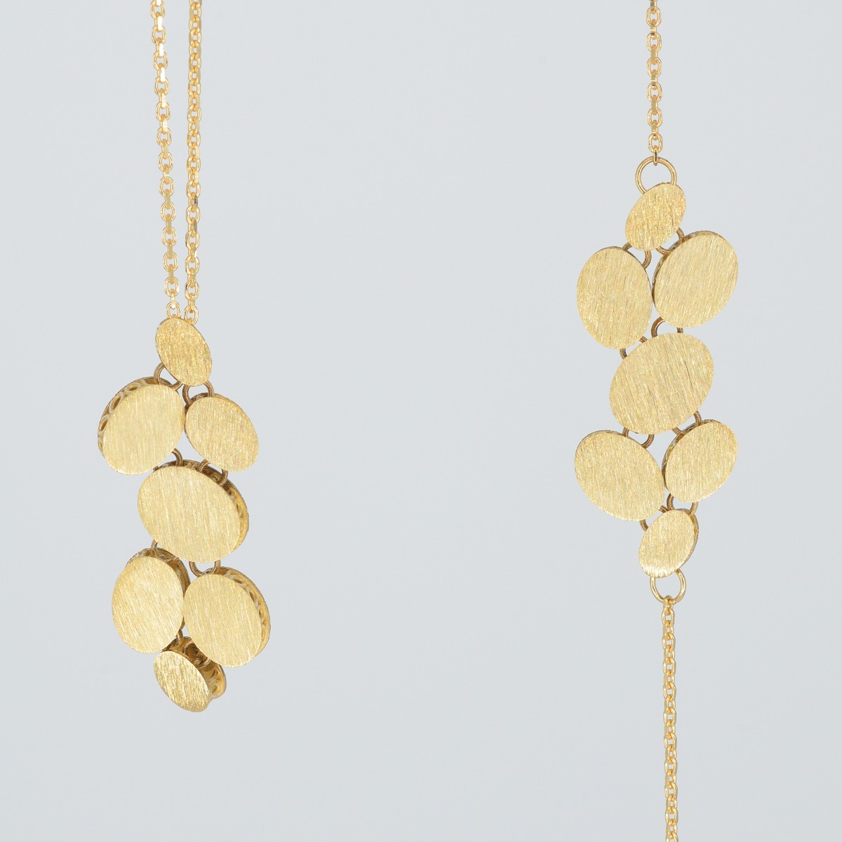  Feine Goldkette mit kleinen Plättchen