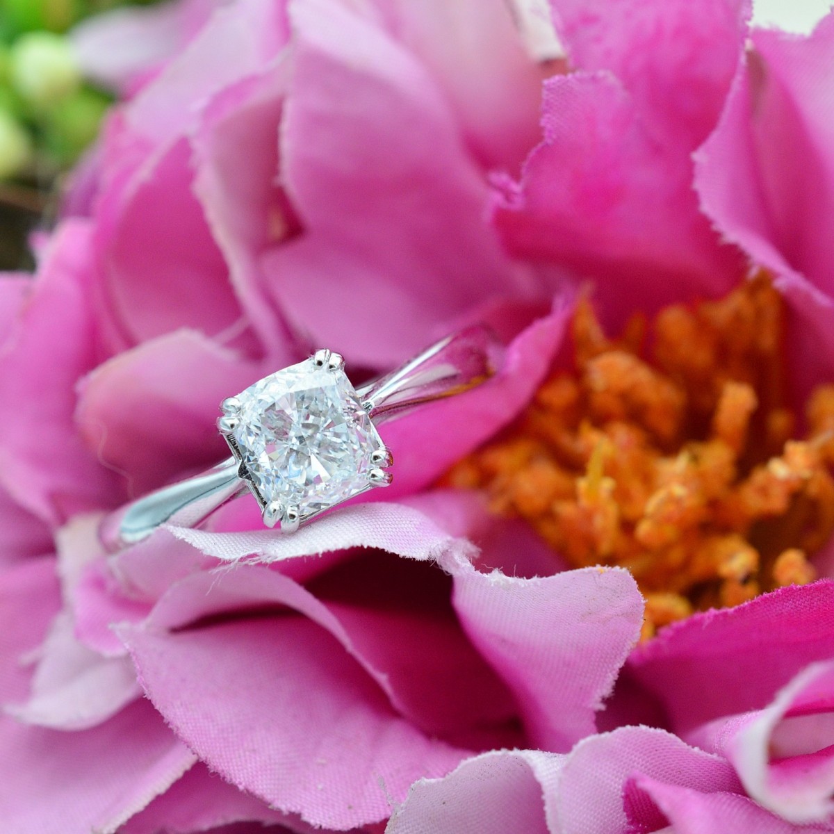 Solitärring aus Weißgold mit farblosem Diamanten 