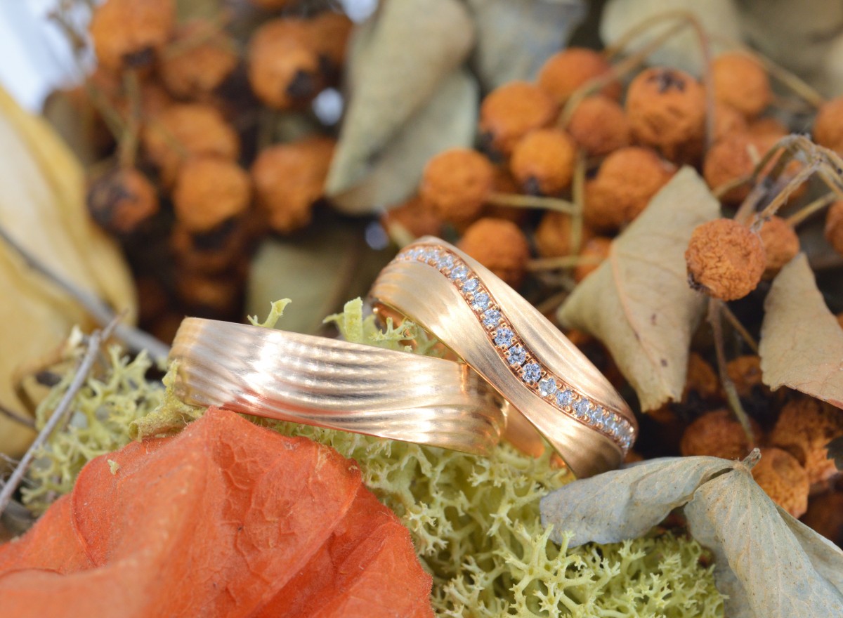  Trauringpaar in Roségold mit Brillantbesatz