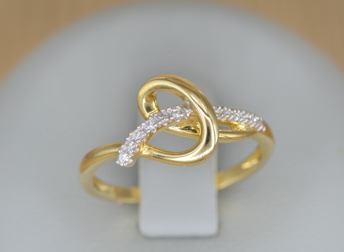  Goldring mit gefassten Steinen – feminin und alltagstauglich