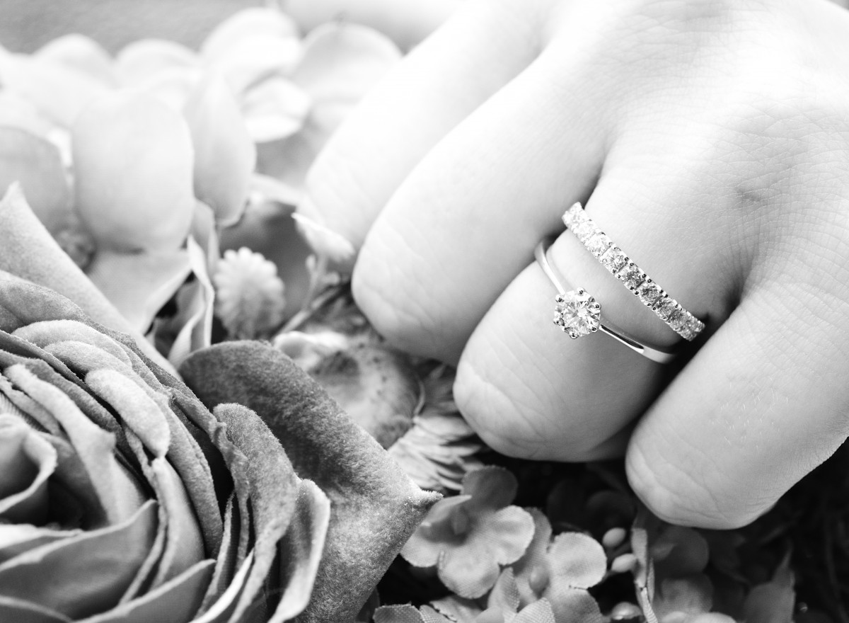  Solitär und Memoire-Ring an der Hand getragen