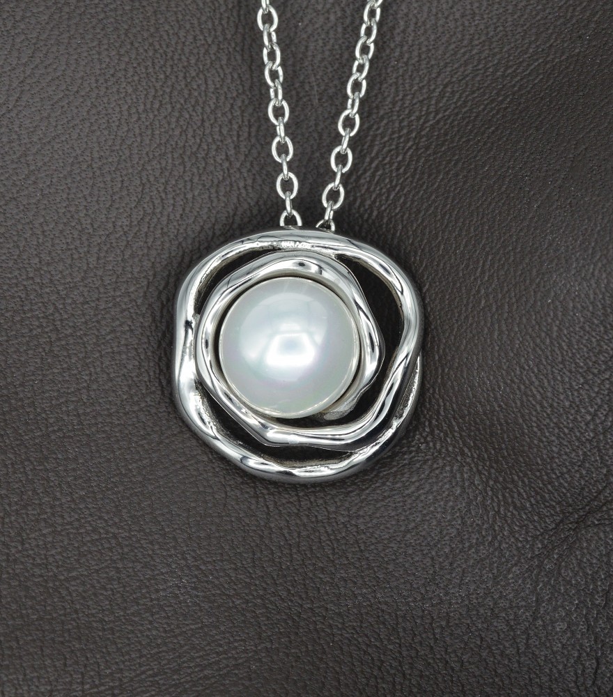  Perlanhänger an feiner Kette – auch Perlenschmuck fassen wir neu
