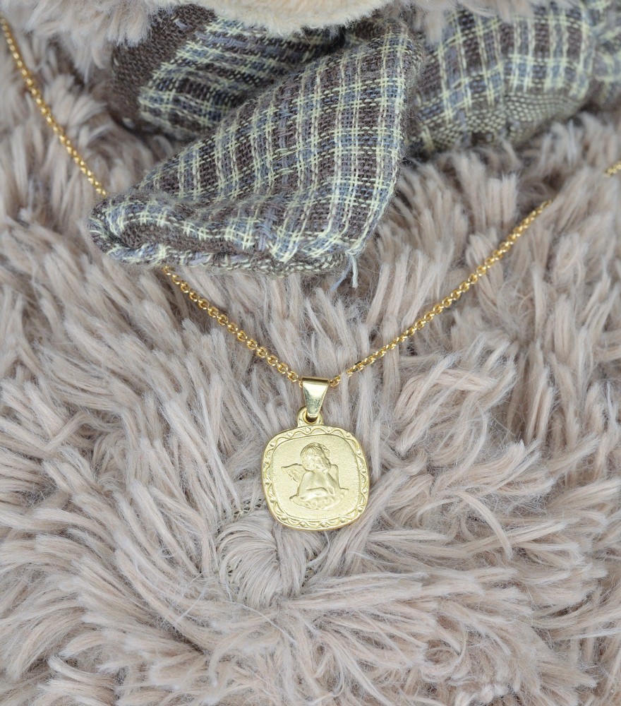  Goldener Anhänger an zarter Kette