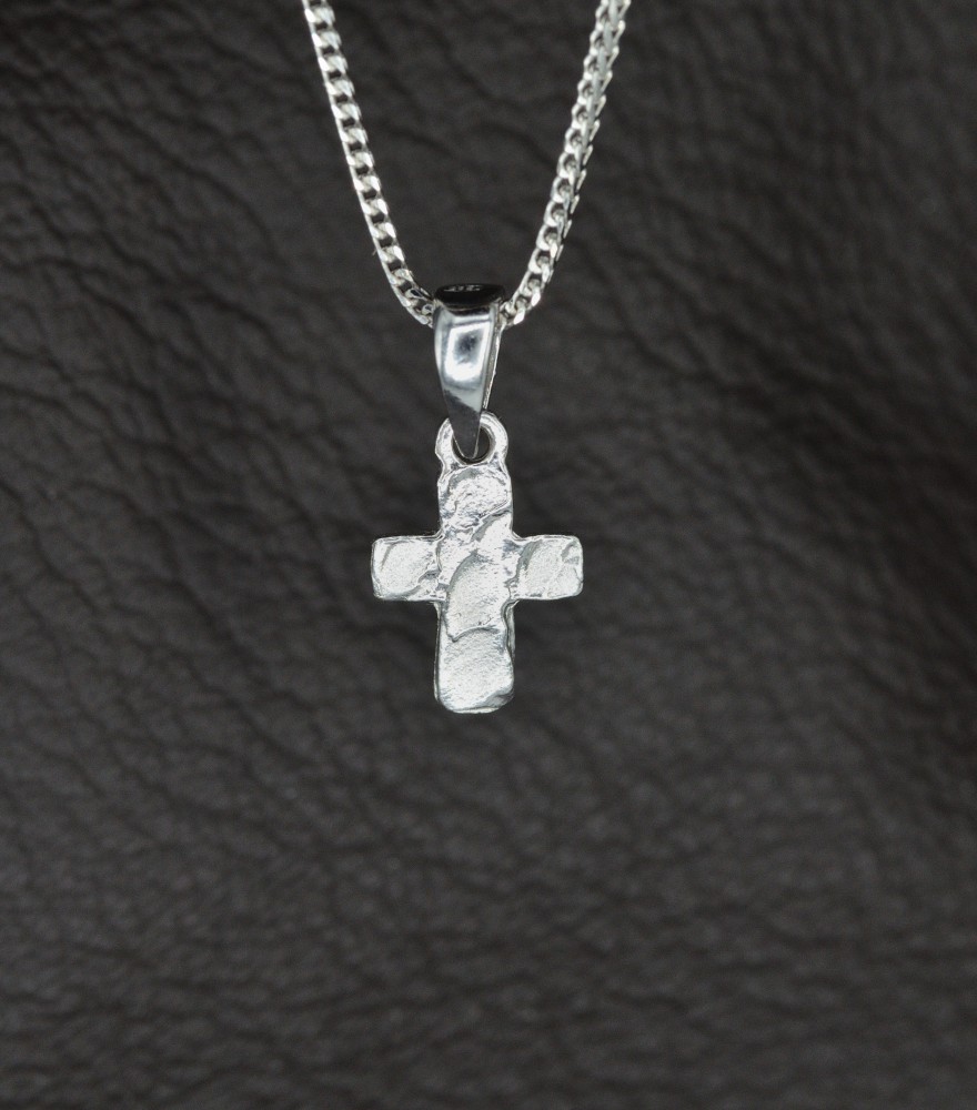  Kreuz-Anhänger aus Silber an einer feinen Kette