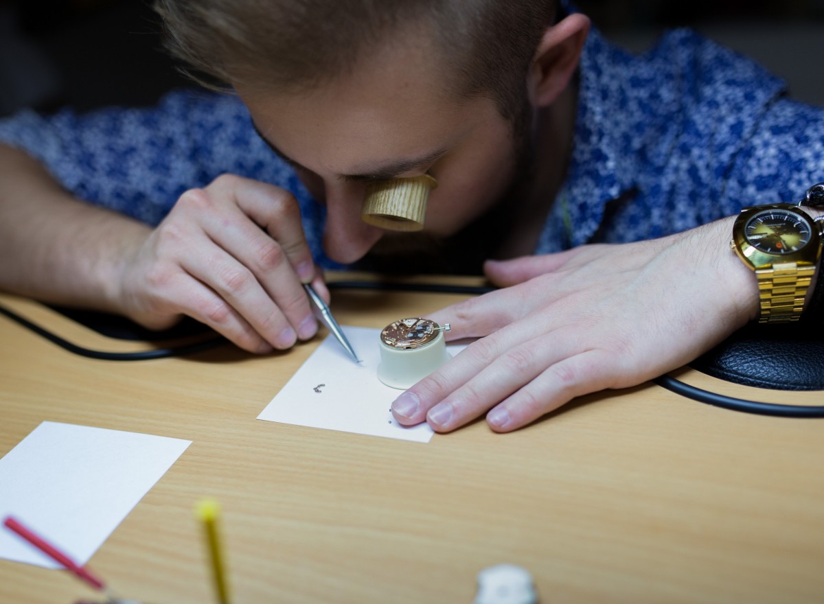 Goldschmied graviert einen Ring in der Werkstatt von Uhren & Schmuck Schöller 