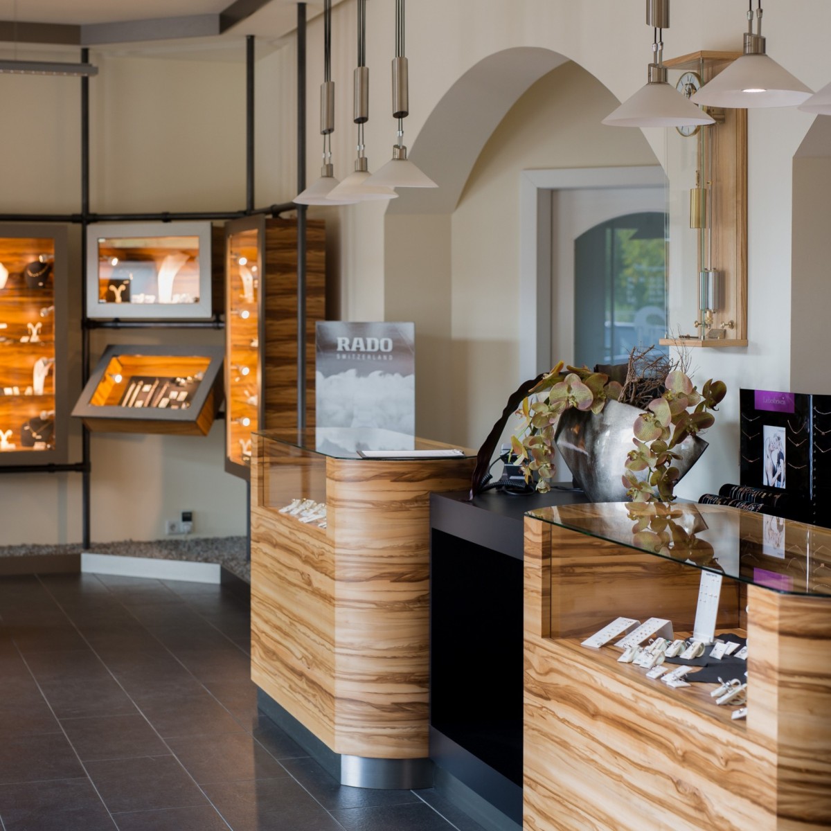 Schmuckvitrinen im Verkaufsraum von Uhren & Schmuck Schöller 