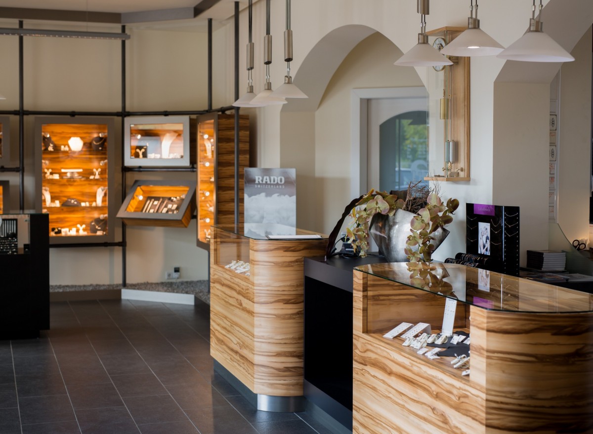 Schmuckvitrinen im Verkaufsraum von Uhren & Schmuck Schöller 