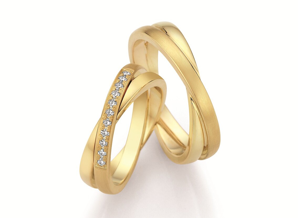  Trauringe in Gelbgold mit gekreuztem Design und Brillantreihe
