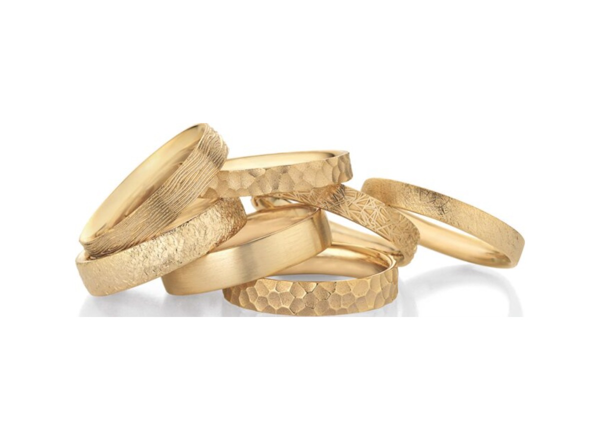  Trauringe in Gelbgold mit verschiedenen Oberflächen