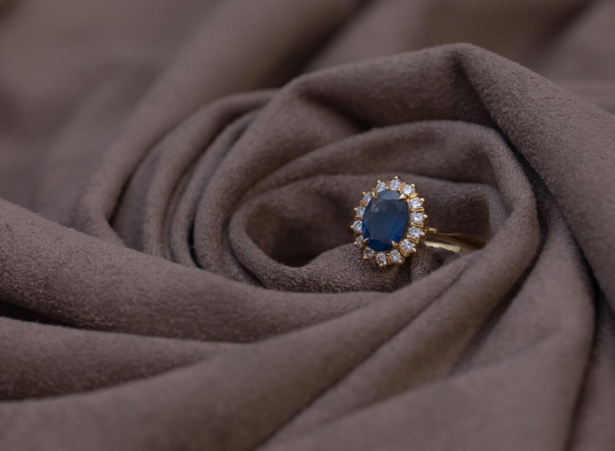  Verlobungsring mit ovalem Saphir und Brillantkranz